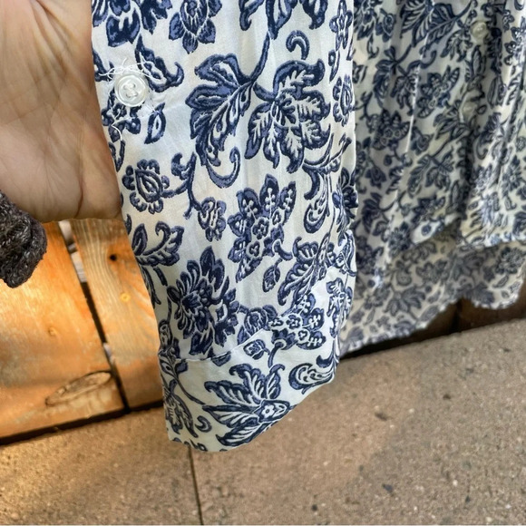 CHRISTIAN SIRIANO Women’s white Blue light weight flowered Blouse Size Medium - Picture 6 of 11